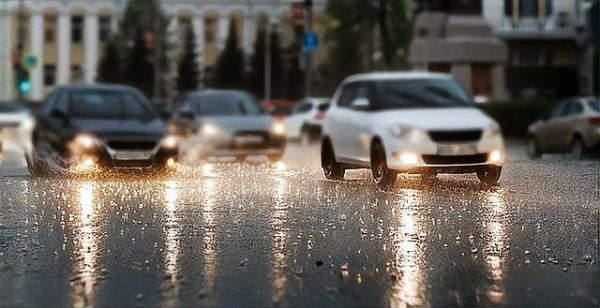 沈阳暴雨来袭，地铁站口竟也遭殃？